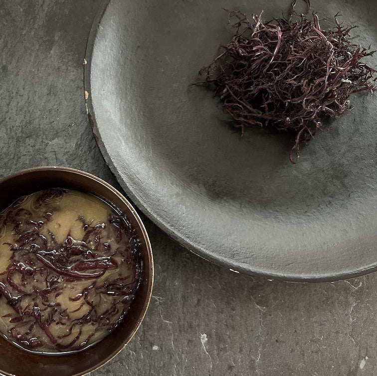 きれいな海に面した北三陸沿岸で採れる良質なふのりを、乾燥させました。ふのりは沿岸の岩で生育する海藻で、1月〜3月下旬の厳寒期に、手作業で採取されています。独特の食感と強い磯の香りが特徴。健康意識の高い人に注目されています。そのまま汁ものに入れたり、水戻しをして海藻サラダなどに。